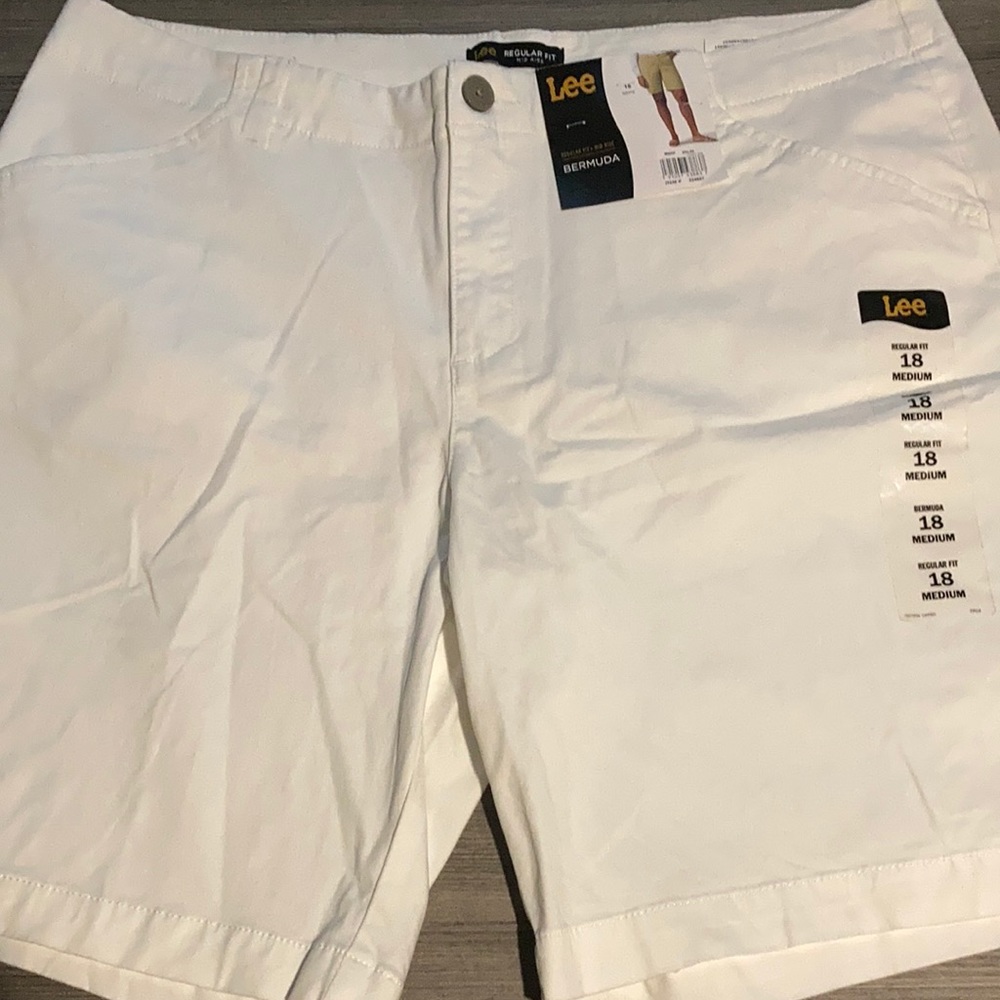 Lee regular fit, mid rise shorts. White. Size 18.